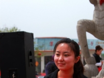 濟(jì)寧大眾拍客團(tuán)授牌儀式上的美女禮儀