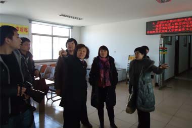 濟(jì)寧日報(bào)社民生專欄組到汶上法院立案庭采訪婦女兒童維權(quán)工作