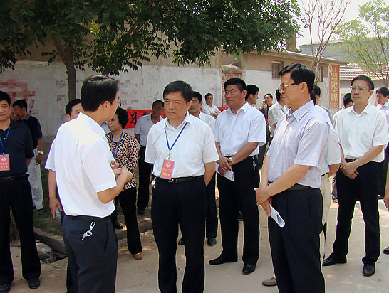 濟(jì)寧市政協(xié)副主席李衛(wèi)國(guó)對(duì)汶上縣農(nóng)村環(huán)境綜合整治情況進(jìn)行視察
