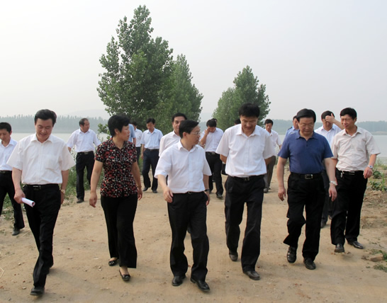 濟(jì)寧市委副書記、市長(zhǎng)梅永紅副市長(zhǎng)侯端敏來汶上縣檢查指導(dǎo)防汛工作。