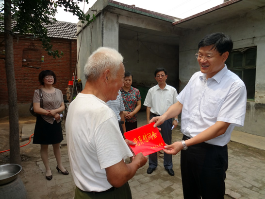 汶上縣委副書記、縣長(zhǎng)孫琪走訪慰問南站鎮(zhèn)困難老黨員