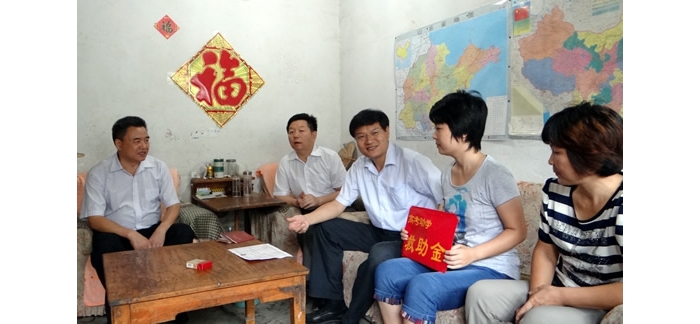 孫琪、李臣興到苑莊鎮(zhèn)、汶上鎮(zhèn)慰問(wèn)汶上縣2012年考上大學(xué)的困難學(xué)子
