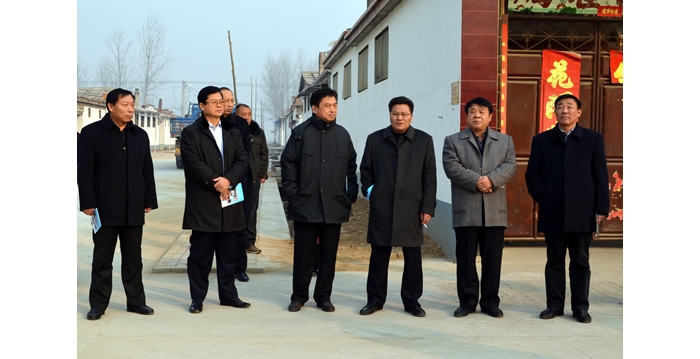王金生、魏明科、李瑞陽、高文峰、張清民等汶上縣政協(xié)領(lǐng)導(dǎo)視察農(nóng)村公路建設(shè)養(yǎng)護(hù)管理工作