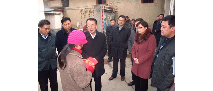 汶上縣六大班子領(lǐng)導(dǎo)及縣婦聯(lián)負(fù)責(zé)同志走訪慰問(wèn)貧困母親
