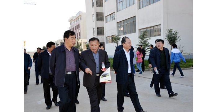 胡新符、楊安娜、崔修連、王允國對汶上縣教育設(shè)施提升工程實施情況進行視察