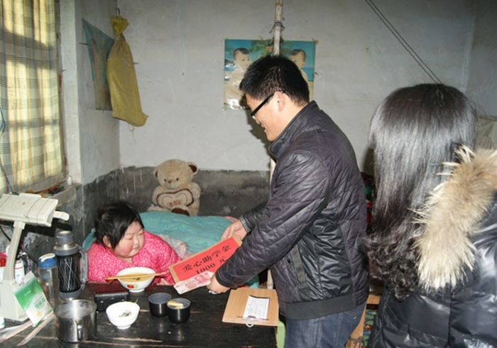 汶上團縣委及郭倉鎮(zhèn)團委向郭倉鎮(zhèn)中學的于錦鱗轉(zhuǎn)交愛心助學金