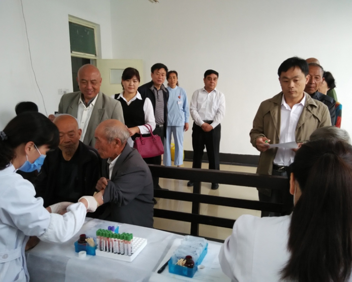 縣總工會(huì)開(kāi)展“情暖五月，愛(ài)心獻(xiàn)勞?！苯】挡轶w活動(dòng)
