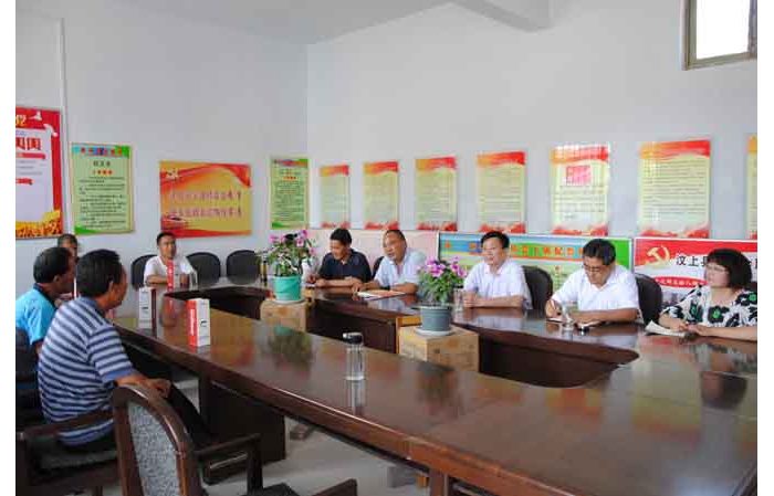 縣總工會(huì)開展黨組織聯(lián)建和“七一”走訪活動(dòng)