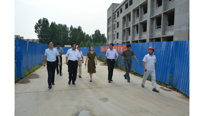 韓晶督導(dǎo)城區(qū)教育重點建設(shè)項目建設(shè)工作