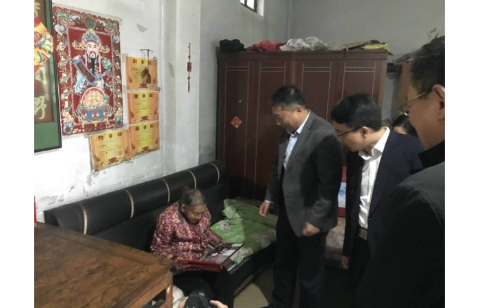 李洪文到南站鎮(zhèn)走訪(fǎng)慰問(wèn)百歲老人