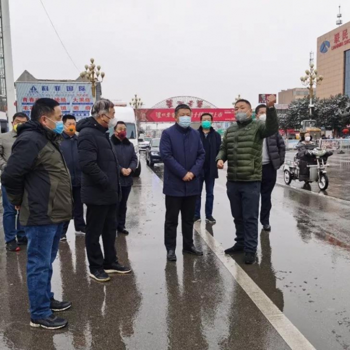 李洪文督導(dǎo)城區(qū)道路積雪清除、疫情防控和企業(yè)復(fù)工復(fù)產(chǎn)工作