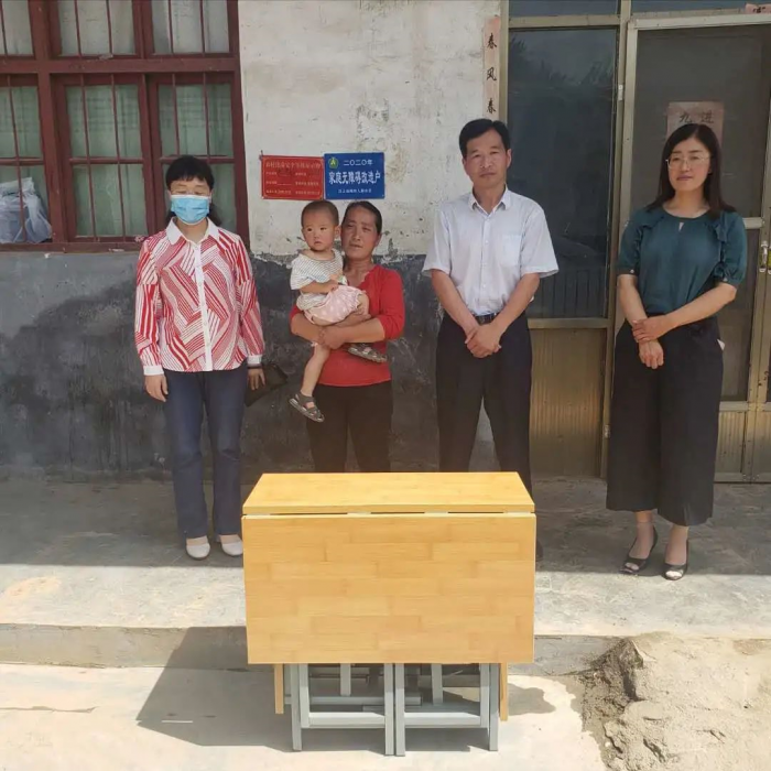 溫情幫扶，點亮夢想——縣發(fā)改局開展“圓夢微心愿 點亮新希望”巾幗脫貧公益活動