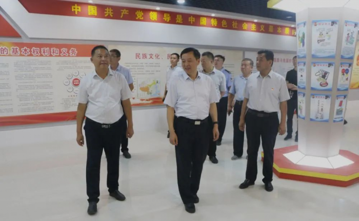 市政府副市長、市公安局局長李海洋一行到次邱鎮(zhèn)檢查驗(yàn)收“七五”普法工作