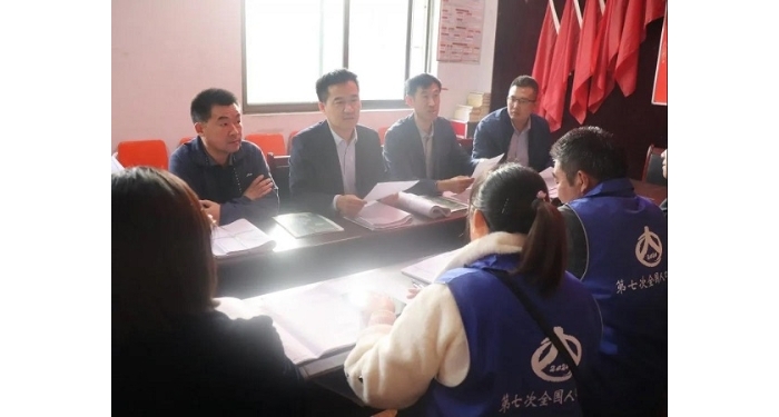 縣委常委、副縣長(zhǎng)魏中齊視察人口普查摸底登記工作